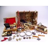 VINTAGE & LATER COSTUME JEWELLERY, A QUANTITY to include Amber type necklaces ETC