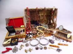 VINTAGE & LATER COSTUME JEWELLERY, A QUANTITY to include Amber type necklaces ETC