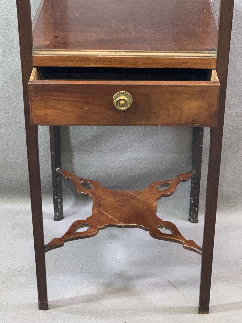 GEORGIAN MAHOGANY WASHSTAND and a similar period swing toilet mirror, the stand with top - Image 3 of 6