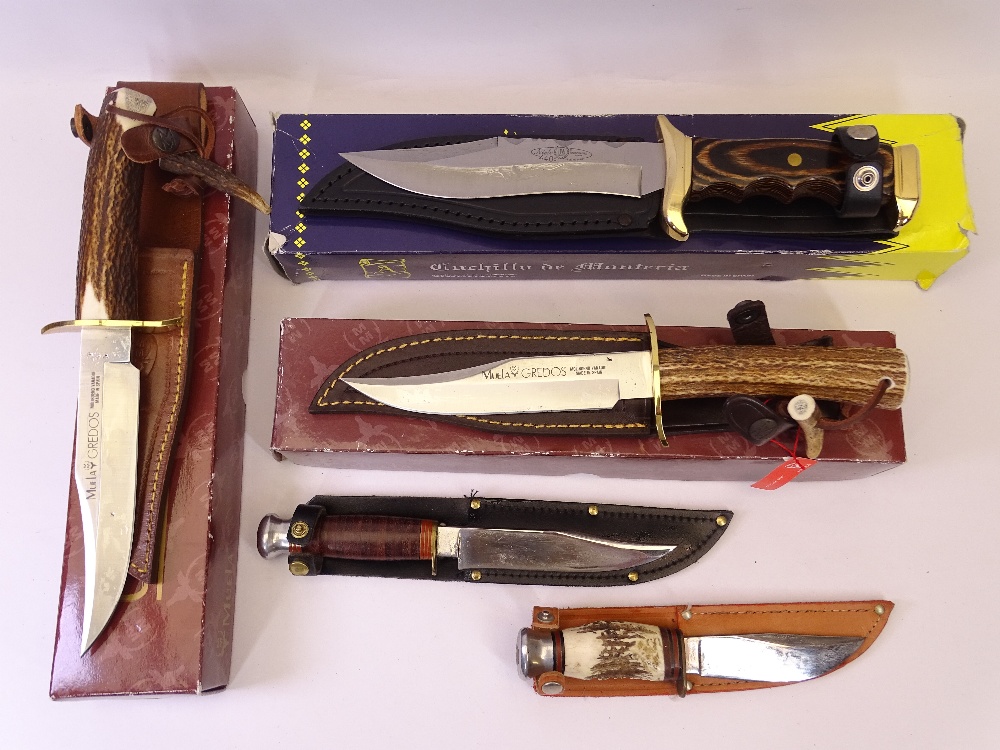 MODERN BOWIE TYPE COLLECTOR'S KNIVES (5) to include three boxed examples, two having horn handles