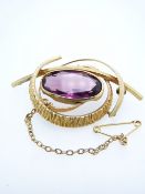 BROOCH - rolled gold brooch with oval amethyst stone to centre, 8grms gross