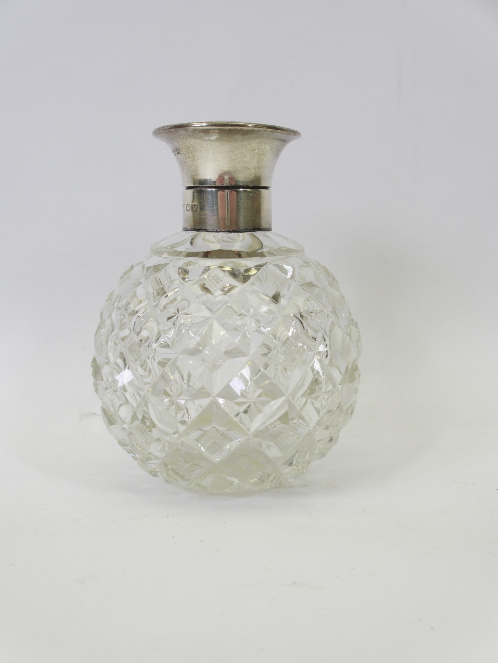 A GLASS SCENT BOTTLE with silver hallmarked tortoise shell lid, Birmingham 1923