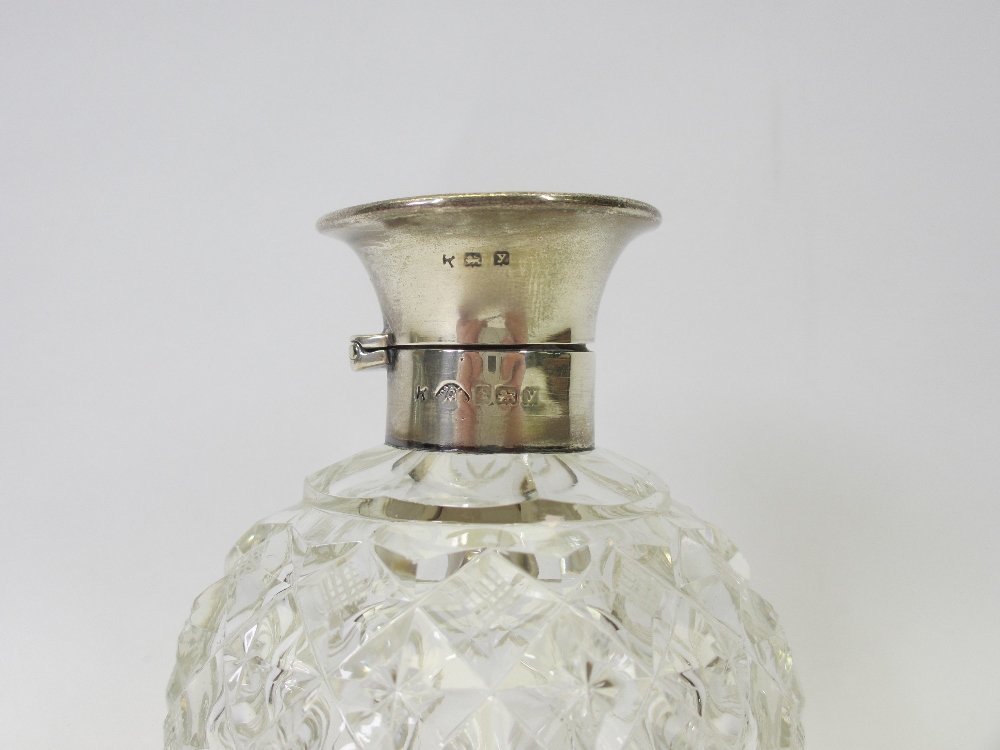 A GLASS SCENT BOTTLE with silver hallmarked tortoise shell lid, Birmingham 1923 - Image 2 of 3
