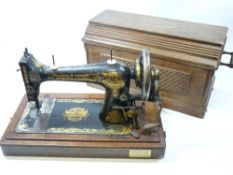 SINGER SEWING MACHINE J677088 HAND CRANK IN A VINTAGE WOODEN CASE