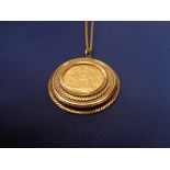 EDWARD VII GOLD SOVEREIGN 1910 IN 9CT CIRCULAR PENDANT MOUNT WITH NECKLACE - 53cms necklace length