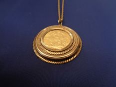 EDWARD VII GOLD SOVEREIGN 1910 IN 9CT CIRCULAR PENDANT MOUNT WITH NECKLACE - 53cms necklace length