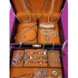 VICTORIAN & LATER JEWELLERY & DRESS RINGS IN A VINTAGE JEWELLERY CASE - a good selection to include