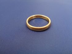 22CT GOLD WEDDING BAND - 7.3grms, size mid T - U