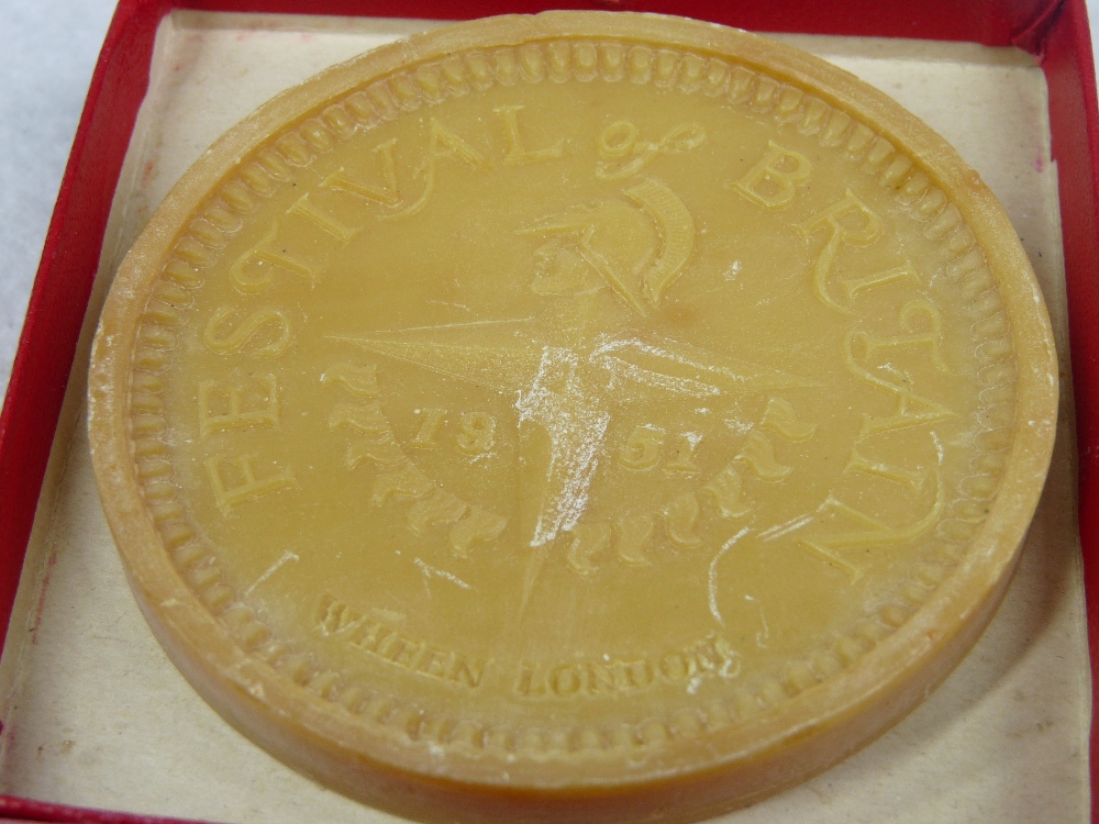 MIXED COLLECTABLES GROUP to include a papier mache handkerchief box, Robertson Golly badge, pink - Image 5 of 6