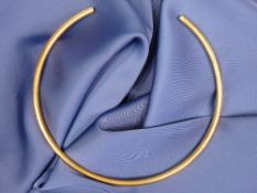 AN 18CT GOLD PLAIN COLLAR - 25grms, approximately 35cms circumference