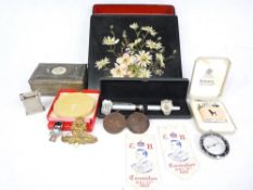 MIXED COLLECTABLES GROUP to include a papier mache handkerchief box, Robertson Golly badge, pink
