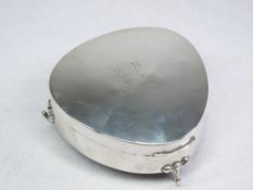 A SILVER RING BOX - oval to a narrowing front with three scrolled supports, 4.5ozs, Birmingham 1913,