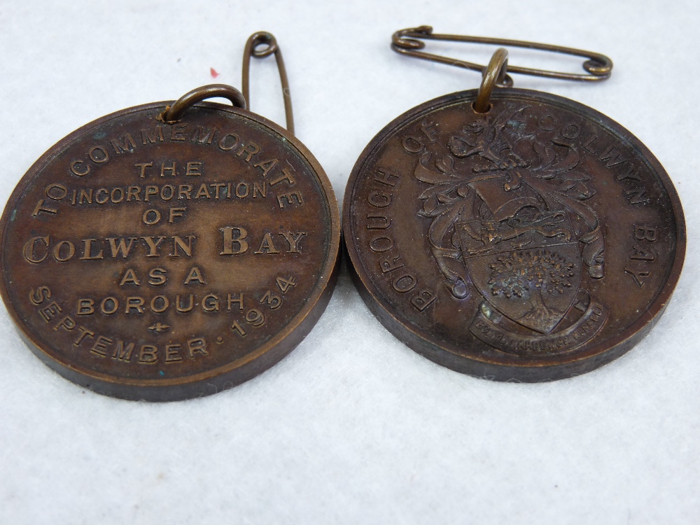 MIXED COLLECTABLES GROUP to include a papier mache handkerchief box, Robertson Golly badge, pink - Image 3 of 6