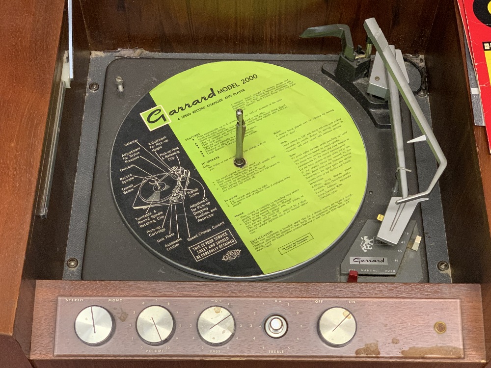 MID-CENTURY 'HIS MASTERS VOICE' TEAK RECORD PLAYER CABINET - with Garrard 2000 turntable, 56cms H, - Bild 2 aus 7