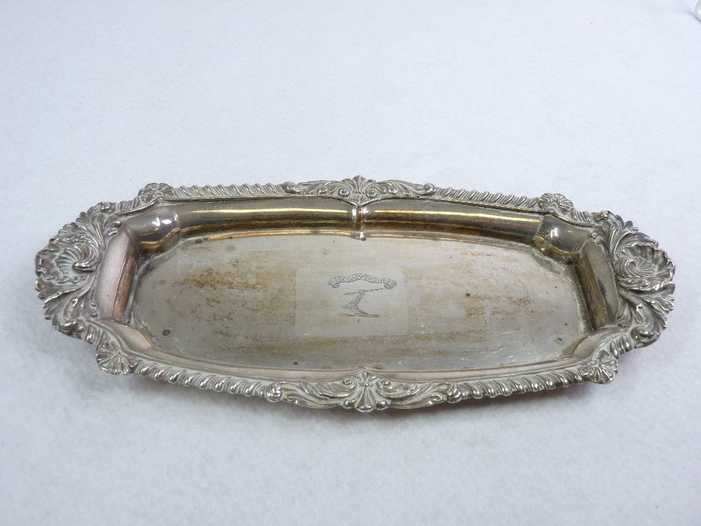 A SILVER INK & PEN STAND - oblong with ridged and scrolled border, 6.5ozs, London 1913 on corner - Image 5 of 5