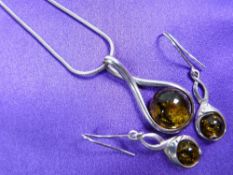 A GREEN AMBER NECKLACE & EARRINGS WITH SILVER CHAIN - 4.5grms