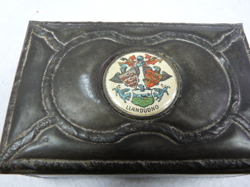 MIXED COLLECTABLES GROUP to include a papier mache handkerchief box, Robertson Golly badge, pink - Image 2 of 6