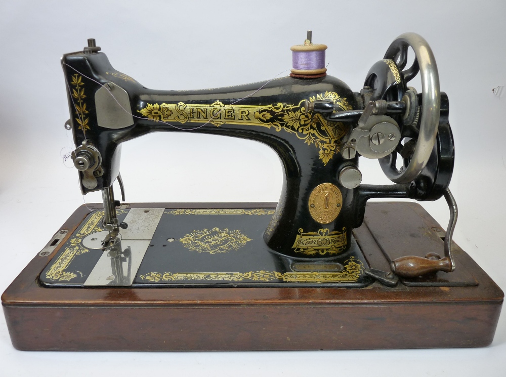 CASED VINTAGE HAND CRANK SINGER SEWING MACHINE - Image 2 of 2