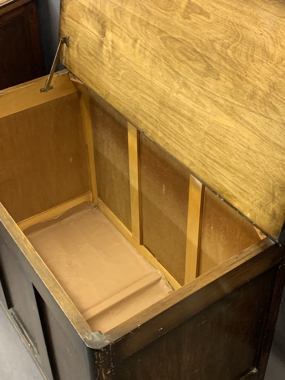 VINTAGE OAK MIRRORED DRESSING CHEST & NON-MATCHING LIDDED BLANKET BOX - the chest with carved detail - Image 4 of 4