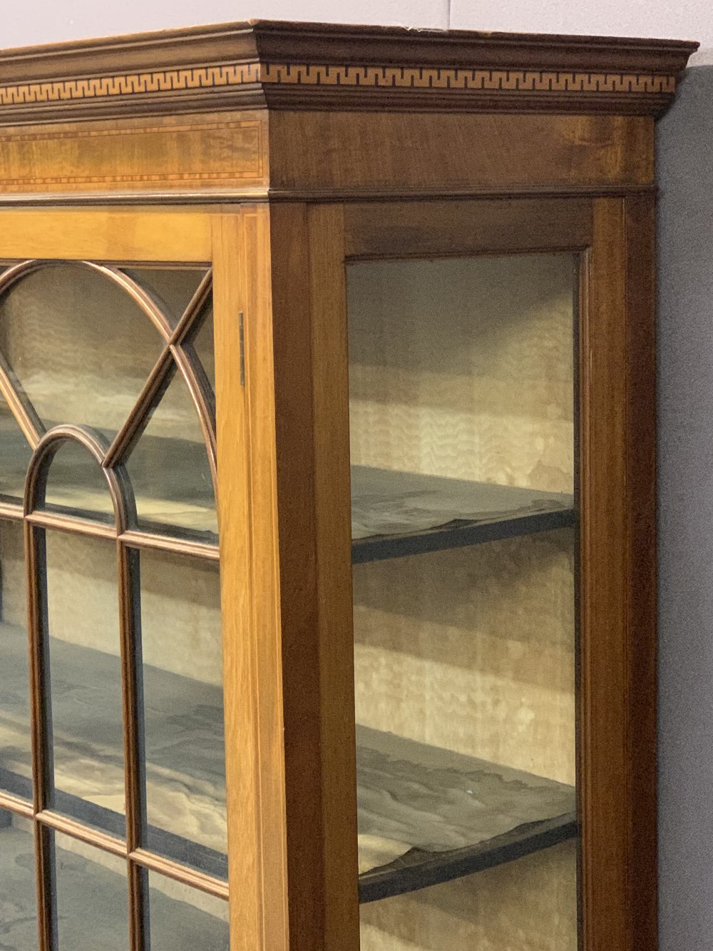 CIRCA 1900 MAHOGANY TWO DOOR CHINA DISPLAY CABINET - with dentil detail to the cornice and string - Image 5 of 7