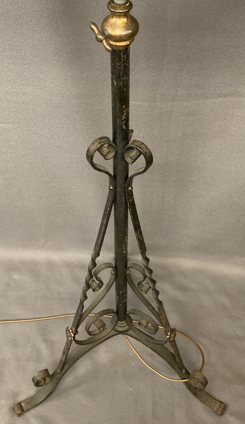 VICTORIAN WROUGHT IRON 'RISE & FALL' STANDARD LAMP - Image 3 of 3