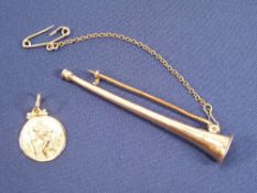 9CT GOLD STAMPED JEWELLERY, 2 ITEMS - a brooch in the form of a hunting horn, 5.5cms L and a
