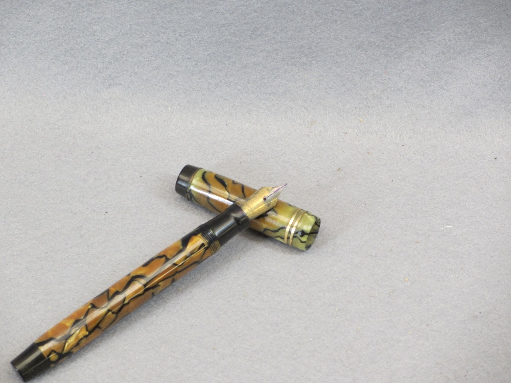 PARKER DUOFOLD LUCKY CURVE FOUNTAIN PEN - marble effect with gilt banding and clip in a lidded - Image 2 of 2