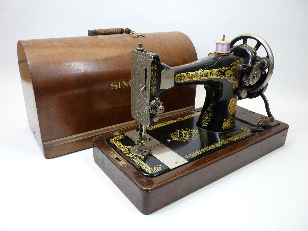 CASED VINTAGE HAND CRANK SINGER SEWING MACHINE