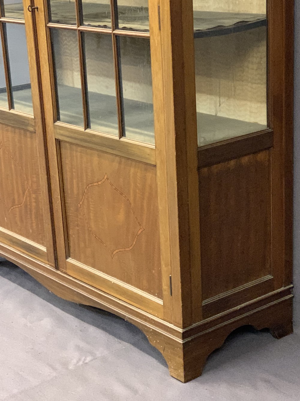 CIRCA 1900 MAHOGANY TWO DOOR CHINA DISPLAY CABINET - with dentil detail to the cornice and string - Image 6 of 7