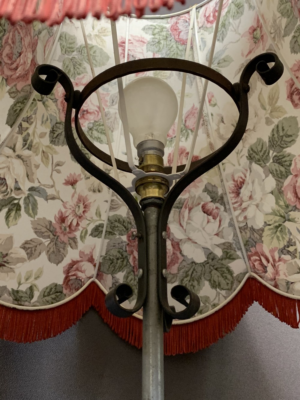 VICTORIAN WROUGHT IRON 'RISE & FALL' STANDARD LAMP - Image 2 of 3