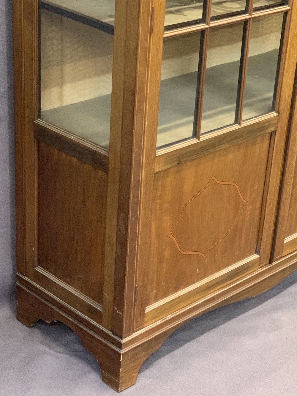 CIRCA 1900 MAHOGANY TWO DOOR CHINA DISPLAY CABINET - with dentil detail to the cornice and string - Image 3 of 7