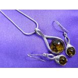 A GREEN AMBER NECKLACE & EARRINGS WITH SILVER CHAIN - 4.5grms