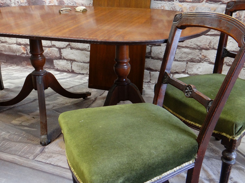 REPRODUCTION MAHOGANY & BRASS INLAID TWIN PEDESTAL DINING TABLE & SET VICTORIAN CHAIRS, the - Image 3 of 3