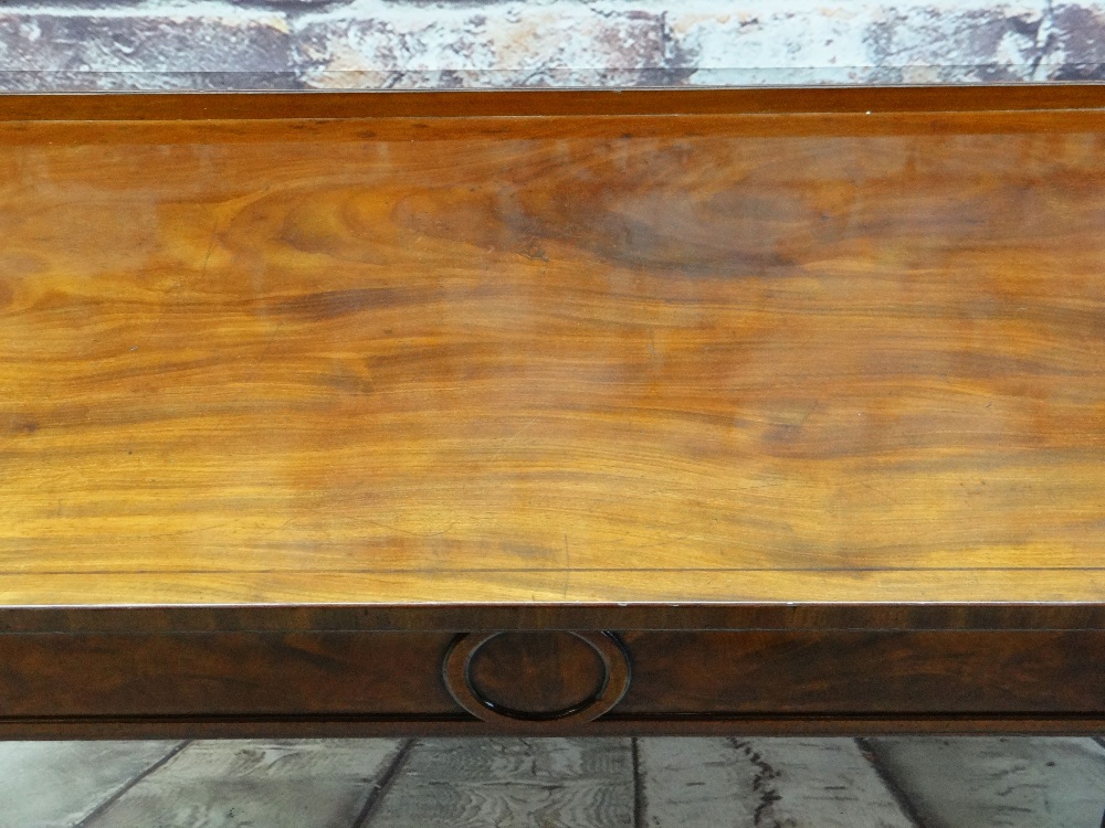 GOOD 19TH CENTURY REGENCY STYLE MAHOGANY & EBONY STRUNG SERVING TABLE, rectangular top with low - Image 5 of 33