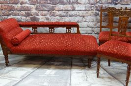 VICTORIAN OAK FRAMED CHAISE LONGUE & FOUR MATCHING SIDE CHAIRS, similarly upholstered in red