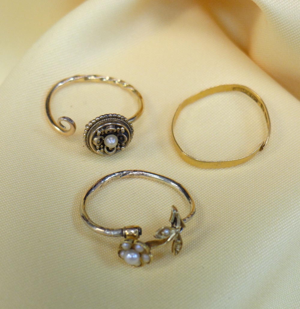ASSORTED JEWELLERY comprising 22ct gold wedding band, two pearl set rings converted from pins, gem - Image 2 of 4