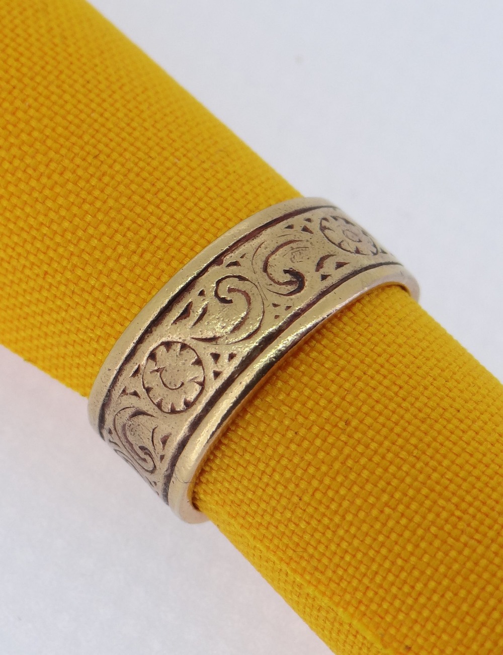 22CT GOLD RING, scroll and florally engraved, ring size O, 9gms