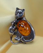 BBC BARGAIN HUNT LOT: NOVELTY SILVER AND AMBER 'CAT & MOUSE' BROOCH, stamped 925 to the pin, 3cms h.