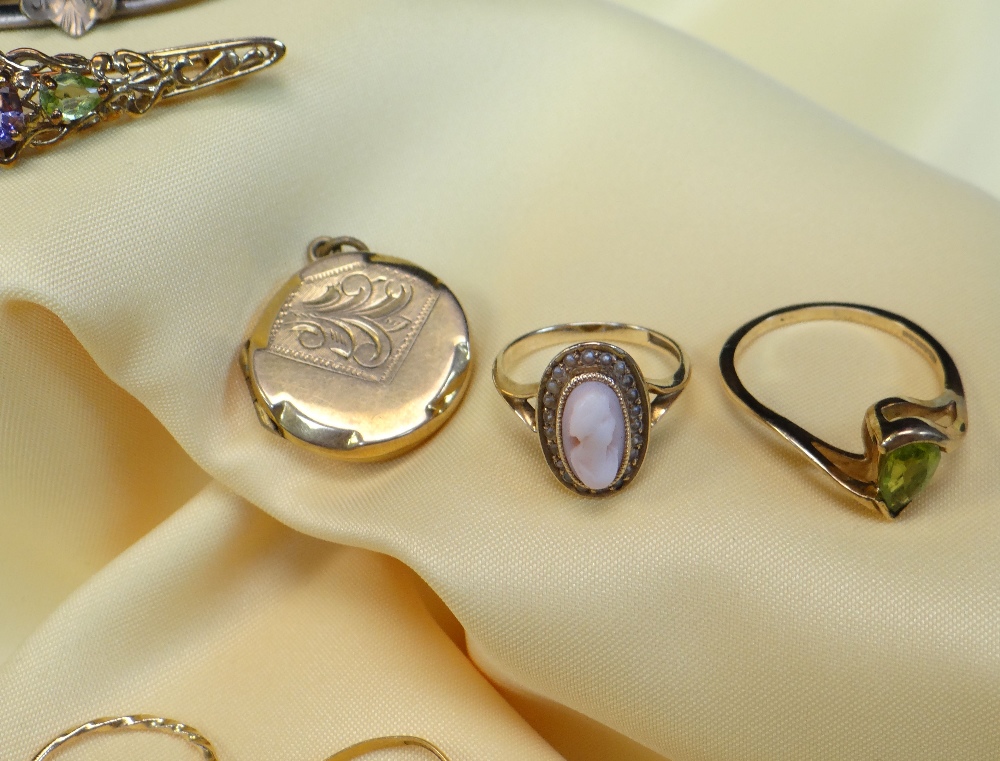 ASSORTED JEWELLERY comprising 22ct gold wedding band, two pearl set rings converted from pins, gem - Image 3 of 4
