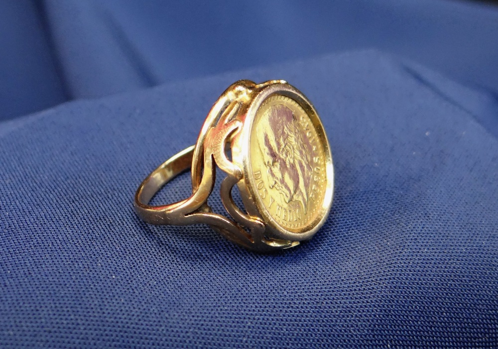 18CT GOLD RING set with 1945 'Dos Y Medio' (2 1/2) peso coin, ring size J, 5.6gms Condition: surface - Image 2 of 5