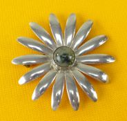 BBC BARGAIN HUNT LOT: MODERN STERLING SILVER AND MOSS AGATE DAISY BROOCH, 4.6cms diam.