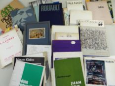 BOX OF ASSORTED EXHIBITION BOOKLETS / REFERENCE BOOKS to including Avant-garde no.8, Picasso's