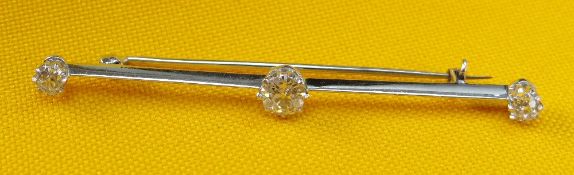 WHITE METAL THREE STONE DIAMOND BAR BROOCH, 0.35-0.4cts overall approx., 2.4gms, in vintage