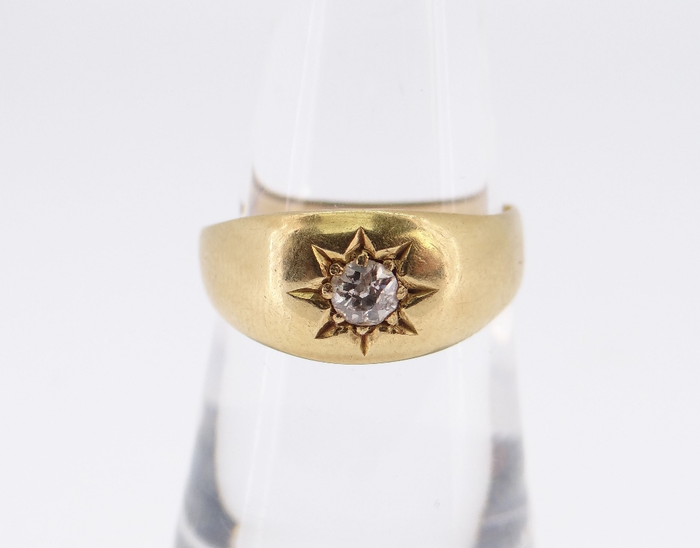 18CT GOLD DIAMOND RING, the gypsy set diamond approximately 0.1cts, ring size M, 2.9gms