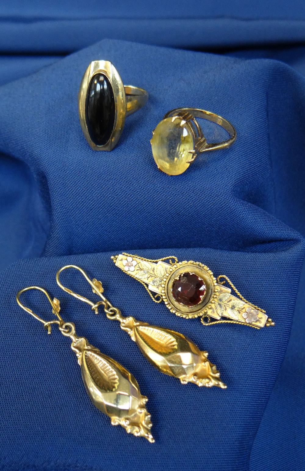 ASSORTED GOLD JEWELLERY comprising pair of 9ct gold earrings, 18ct gold citrine ring, 9ct bar brooch