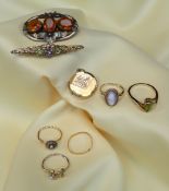ASSORTED JEWELLERY comprising 22ct gold wedding band, two pearl set rings converted from pins, gem