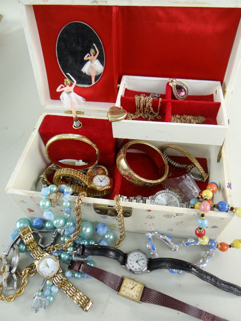 JEWELLERY BOX & CONTENTS comprising 9ct gold heart padlock on chain, various wristwatches, bangles