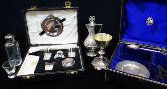 EDWARD VII MATCHED CASED SILVER COMMUNION SET, London 1909 / 1913, having presentation to plaque