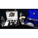 EDWARD VII MATCHED CASED SILVER COMMUNION SET, London 1909 / 1913, having presentation to plaque