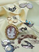 SMALL GROUP OF COLLECTABLE JEWELLERY including gilt metal mounted oval cameo brooch, silver Pearce &